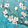 Zweig mit Blüten und Knospen
