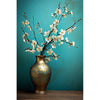 Vase mit weißen Blumen