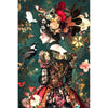 Frau in einem Kleid mit Blumen und Vögeln
