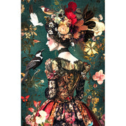Frau in einem Kleid mit Blumen und Vögeln
