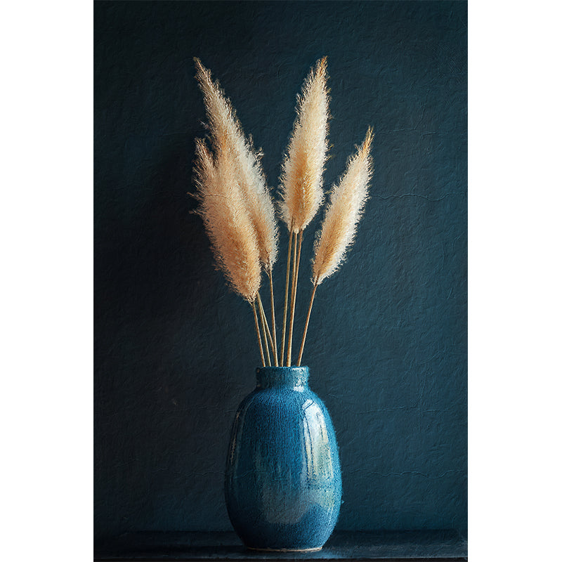 Eine blaue Vase mit Pampasgras
