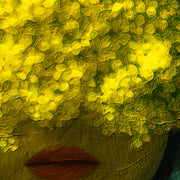 Frau mit gelben Blumen
