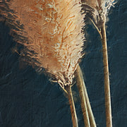 Eine blaue Vase mit Pampasgras