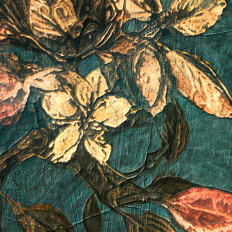Frau in einem Kleid mit Blumen und Vögeln