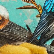 Frau mit Vogel und Blumen