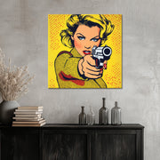 Pop-Art-Frau mit Pistole