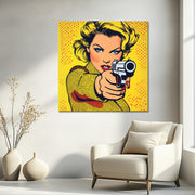 Pop-Art-Frau mit Pistole