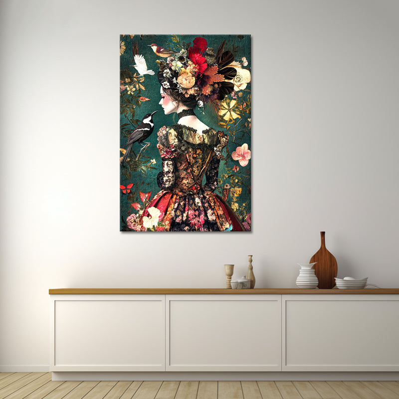 Frau in einem Kleid mit Blumen und Vögeln