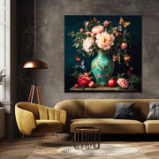 Türkisfarbene Vase mit Blumen