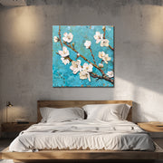 Zweig mit Blüten und Knospen