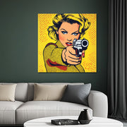 Pop-Art-Frau mit Pistole