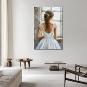 Elegante Frau in Weiß