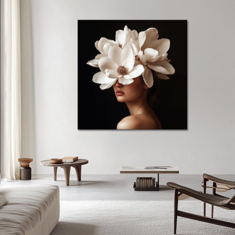 Frau mit weißer Magnolie