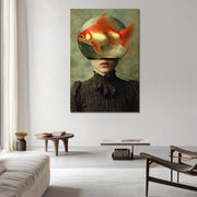 Surrealistische Frau mit Goldfisch