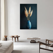Eine blaue Vase mit Pampasgras