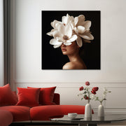 Frau mit weißer Magnolie