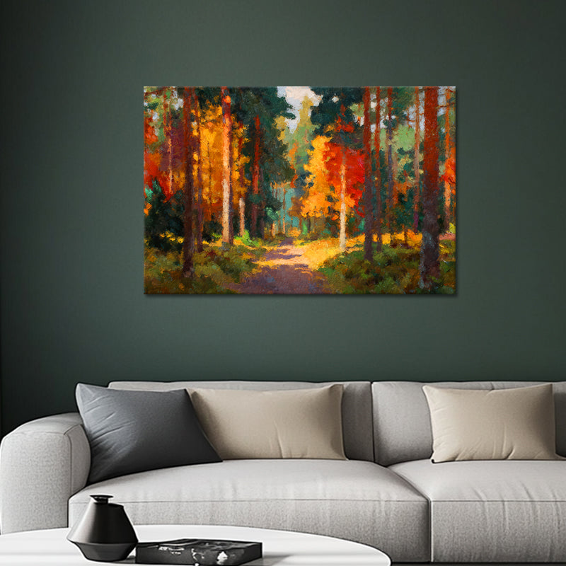 Wald mit hohen Bäumen