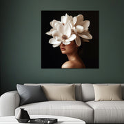 Frau mit weißer Magnolie