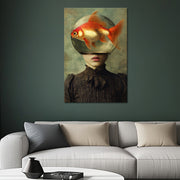 Surrealistische Frau mit Goldfisch