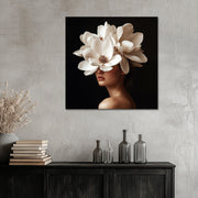 Frau mit weißer Magnolie