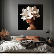 Frau mit weißer Magnolie