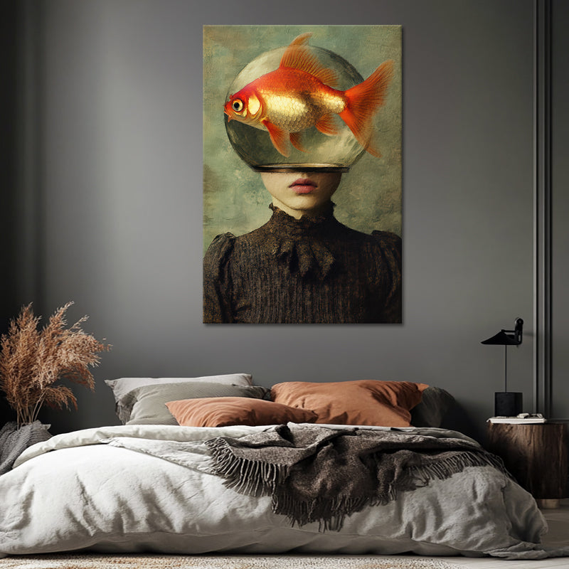 Surrealistische Frau mit Goldfisch