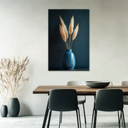 Eine blaue Vase mit Pampasgras