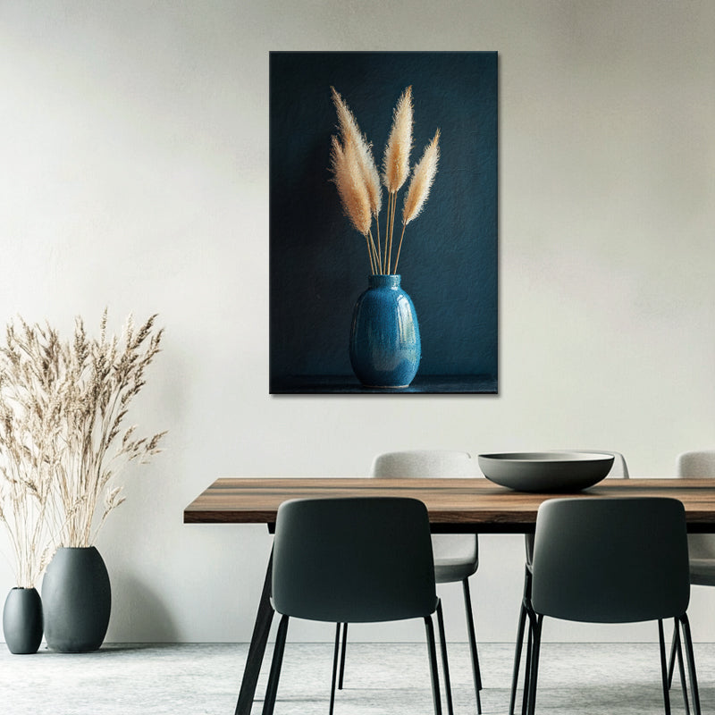 Eine blaue Vase mit Pampasgras