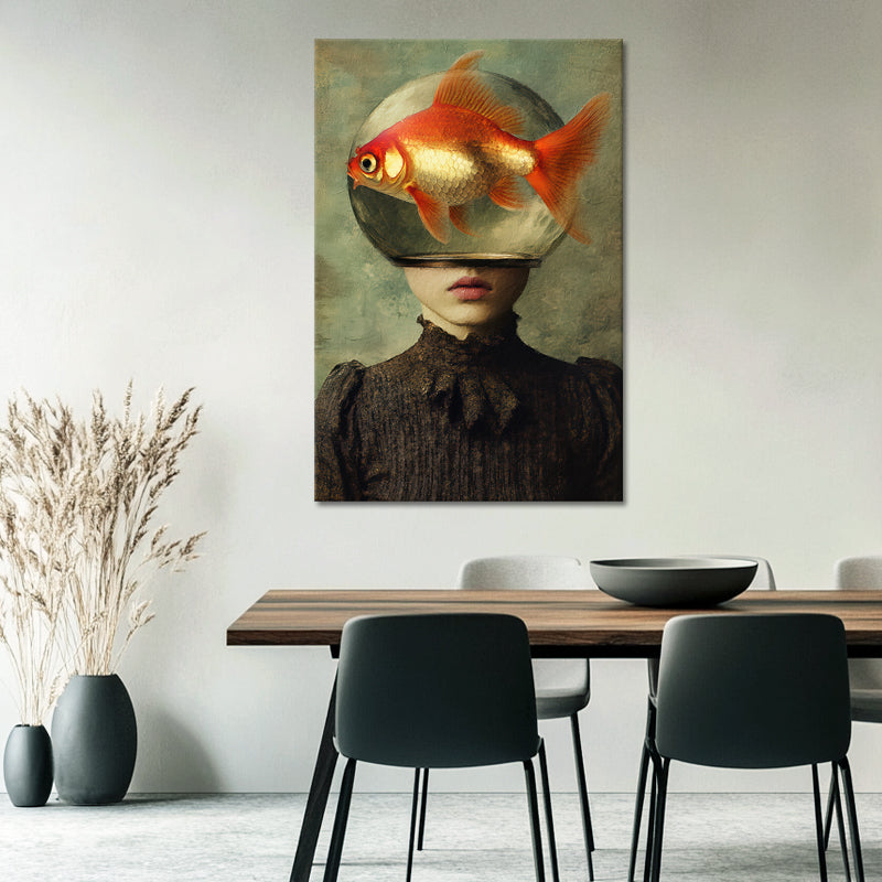 Surrealistische Frau mit Goldfisch