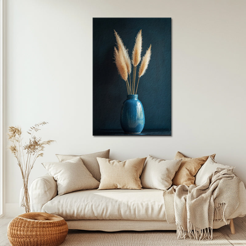 Eine blaue Vase mit Pampasgras